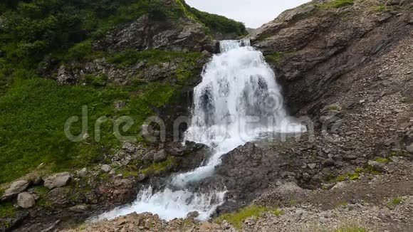 山峦叠翠瀑布的夏日美景视频的预览图