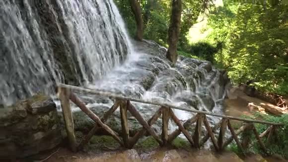 西班牙阿拉贡萨拉戈萨自然公园修道院的Id瀑布视频的预览图