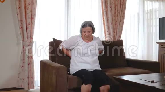 家中有背痛的老妇人视频的预览图