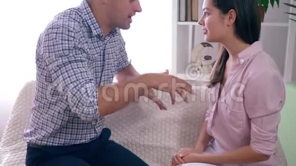 情感上愤怒的女孩与男朋友争吵在室内争吵时做出攻击性的手势视频的预览图