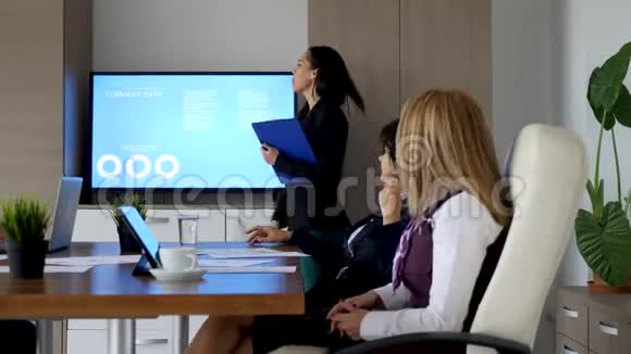 会议室的女商人展示公司数据视频的预览图