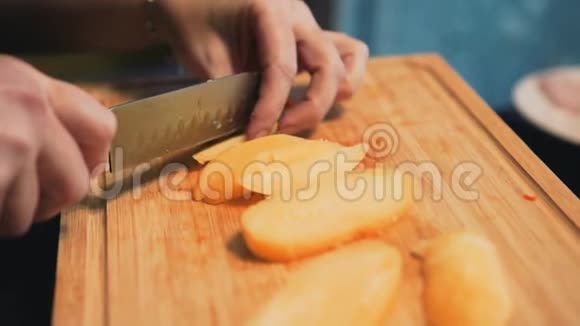厨师把土豆切成块关门视频的预览图