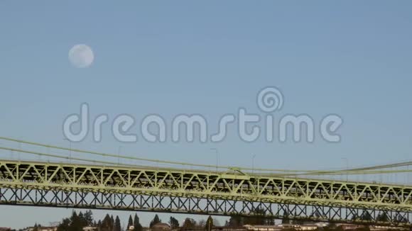靠近塔科马窄桥与大月亮视频的预览图