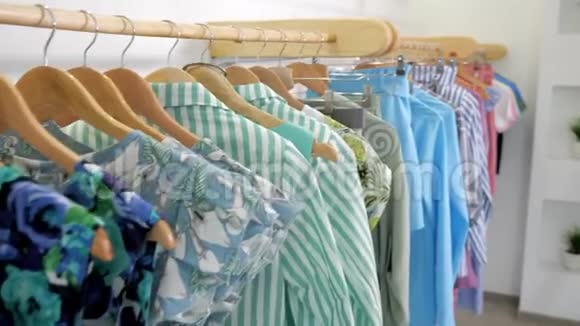 木制衣架衣架上有时髦的彩色衣服视频的预览图