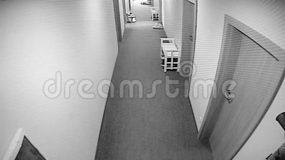 4监控录像显示一个小偷差点儿摔进了公寓把房间的门砸了视频的预览图