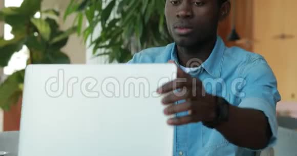 非裔美国人在咖啡馆里用手提电脑交流商业想法视频的预览图