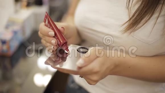 化妆师在油灰刀上使用遮瑕膏视频的预览图