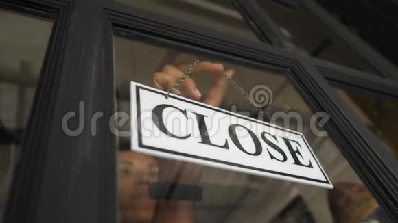 混合种族年轻女子翻转咖啡厅或商店关闭标志打开4K视频的预览图