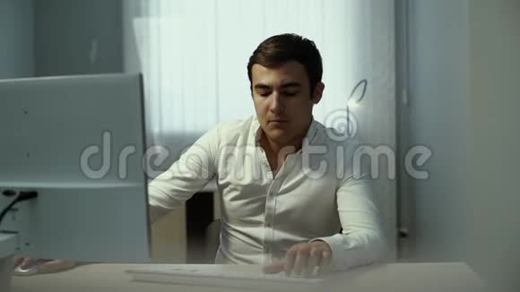 男性在电脑上打字时动作缓慢盖伊办公室的工作人员正在打字视频的预览图