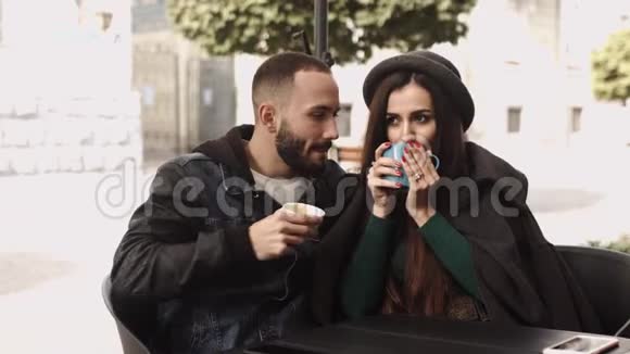 咖啡馆里的年轻夫妇玩得很开心女孩和男朋友一起喝咖啡视频的预览图