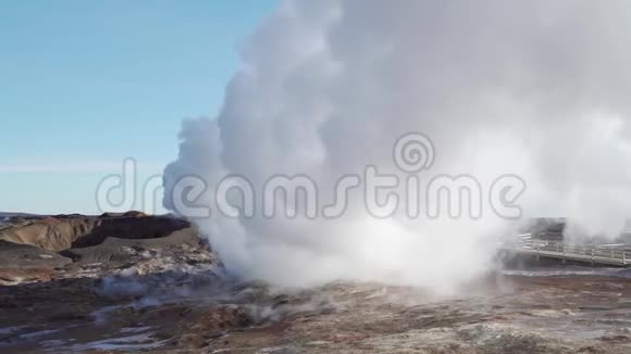 冰岛间歇泉的烟雾视频的预览图