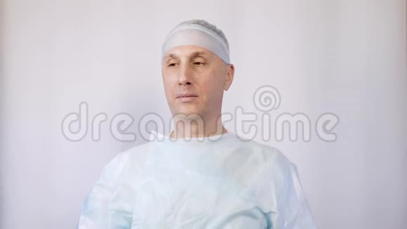 医生用药丸指着罐子病人必须吃药视频的预览图