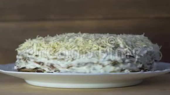 木制背景上的肝饼特写肝菜慢莫视频的预览图