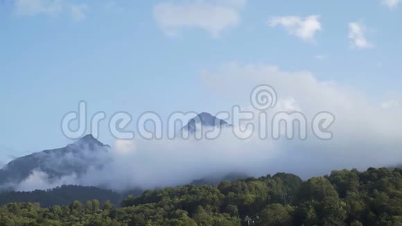 夏日星期日美丽的山和云的史诗般的早晨景色视频的预览图