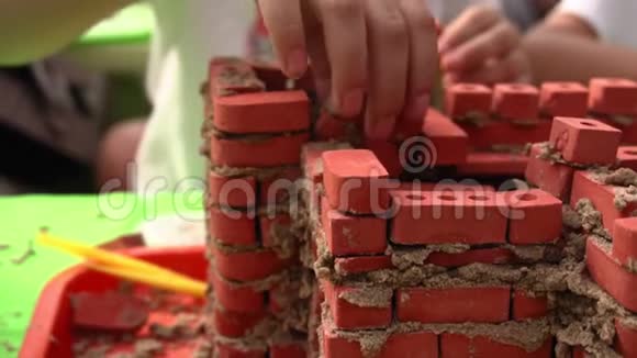 儿童拆卸小砖玩具堡垒视频的预览图
