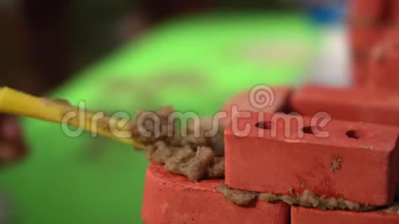 人类制造微型砖块的玩具水泥视频的预览图