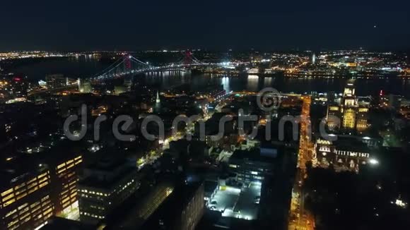 令人印象深刻的空中4k无人驾驶飞机全景飞越现代费城市中心黑暗的夜光照明城市景观视频的预览图