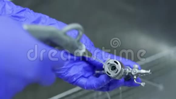 医生用水清洗医疗器械视频的预览图