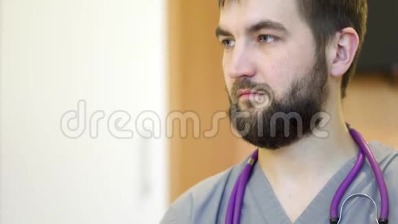 医院里留胡子的年轻医生视频的预览图