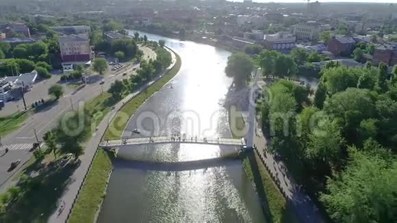 一座小桥过河人走过人行桥小河上美丽的小桥视频的预览图