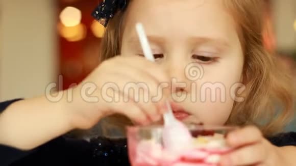 孩子在咖啡馆里吃甜食特写肖像视频的预览图