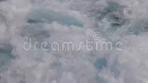 船尾摩托艇溅起的水视频的预览图