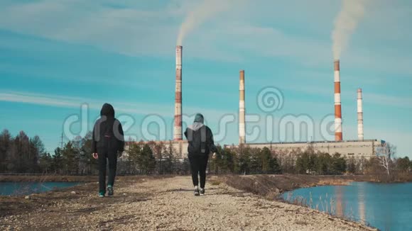 一个工业城镇的两个居民一个男人和一个女人沿着一条土路走视频的预览图