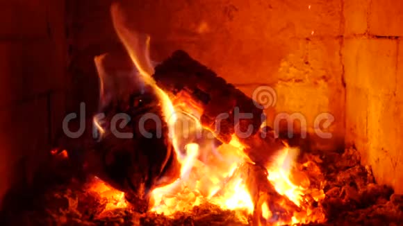 壁炉里的生动的余烬发出火花和发光视频的预览图