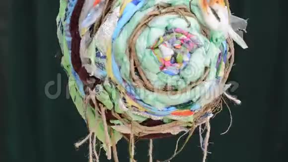 回收塑料废料编织雕塑陶瓷蛋羊毛窝视频的预览图