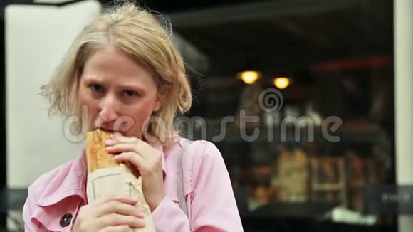 女人吃面包视频的预览图
