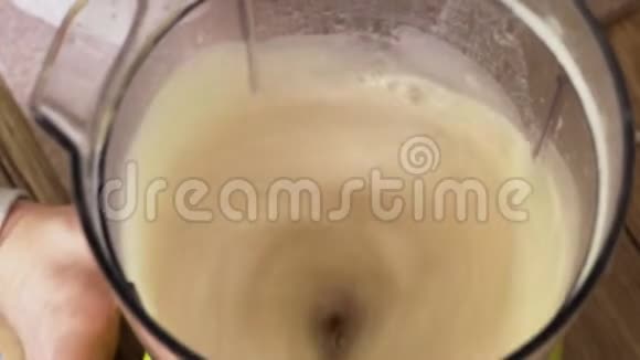 女人在厨房做蛋白鸡尾酒视频的预览图