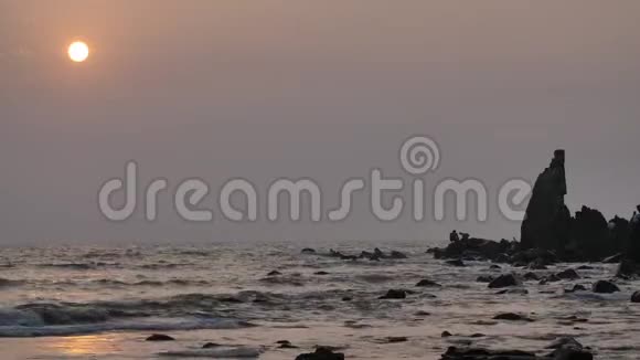 落基海滩在阿拉姆波海滩日落果阿州印度视频的预览图