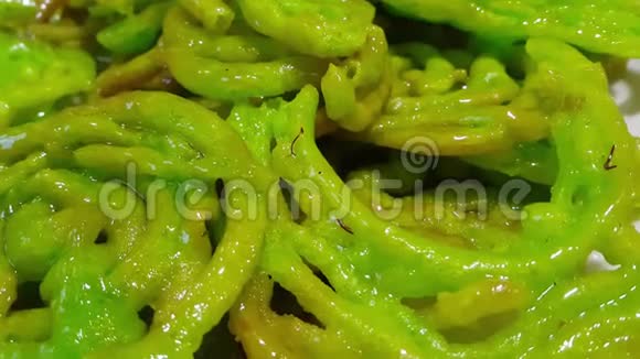 脆甜的亚洲甜点绿色Jalebi煮熟并在节日视频的预览图