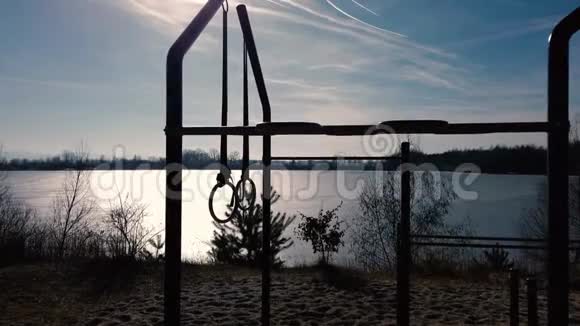 在湖边海滩上的自然健身馆剪影视频的预览图