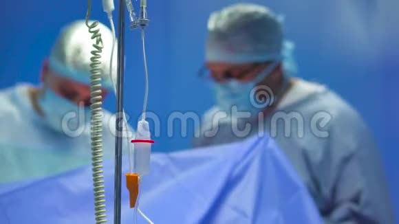 两名专业外科医生在蓝色手术室做手术视频的预览图