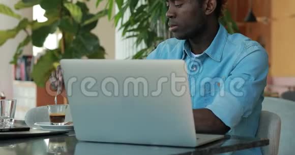 非裔美国人在咖啡馆里用手提电脑交流商业想法视频的预览图