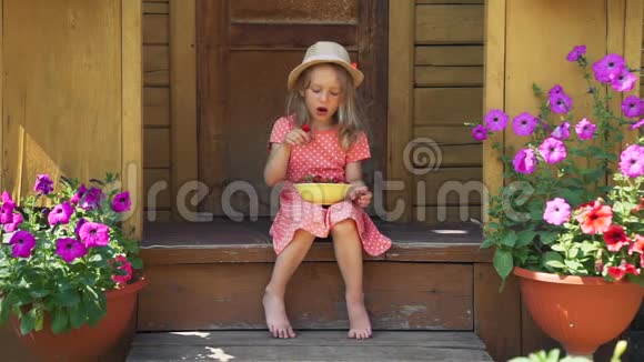 夏天吃草莓的可爱小女孩视频的预览图