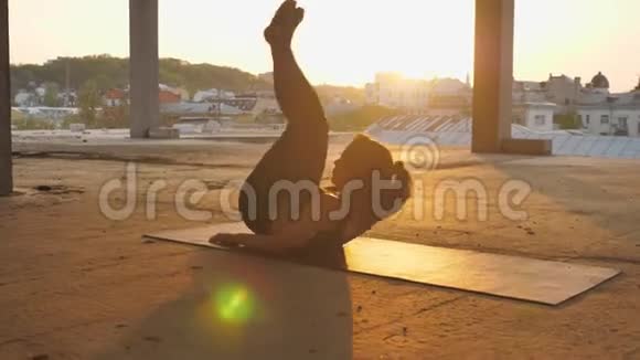 Yogi女孩站在被遗弃的建筑里夏天日落时分健康的生活方式运动理念运动视频的预览图