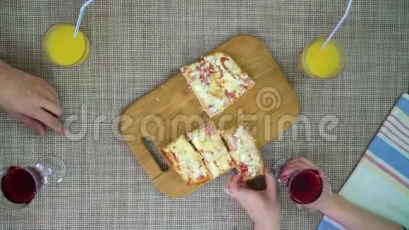 家庭在家门口吃披萨和薯条的时间视频的预览图