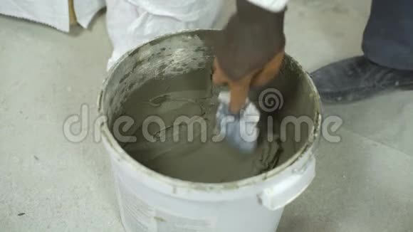建筑工人检查准备好的砂浆特写的粘度视频的预览图