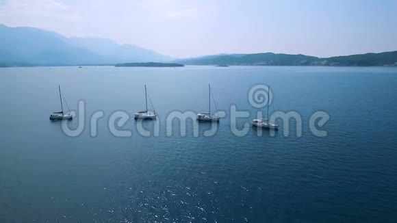 空中飞行四艘游艇排在亚得里亚海上视频的预览图