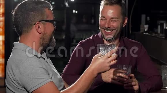 两个朋友在一起喝酒的时候对着镜头笑视频的预览图