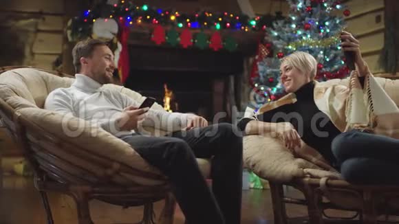 丈夫和妻子在圣诞节的视频聊天中交谈视频的预览图