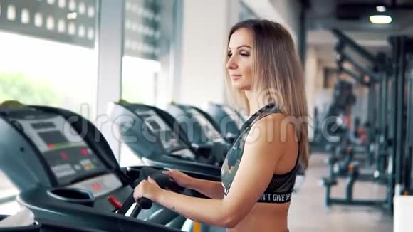 年轻的健身女子在健身房做跑步运动视频的预览图
