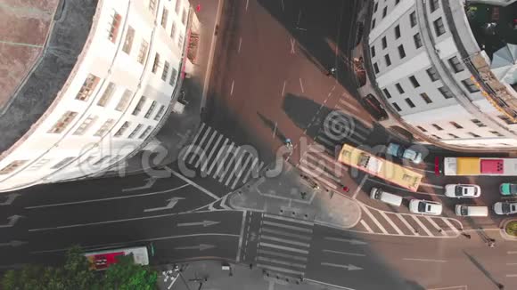 平稳提升无人机以上的路口与摄像头下降黎明时分的交通长长的阴影视频的预览图
