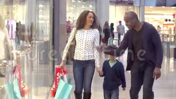 儿童与父母一起去购物中心旅行视频的预览图