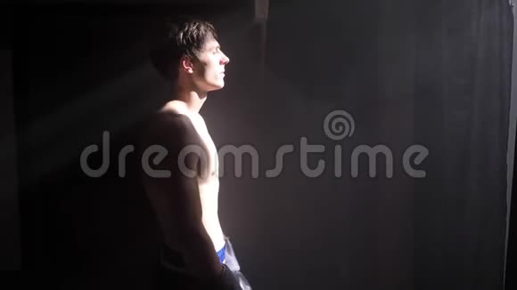 戴手套的赤膊拳击手去外面打拳击黑屋子里有烟视频的预览图