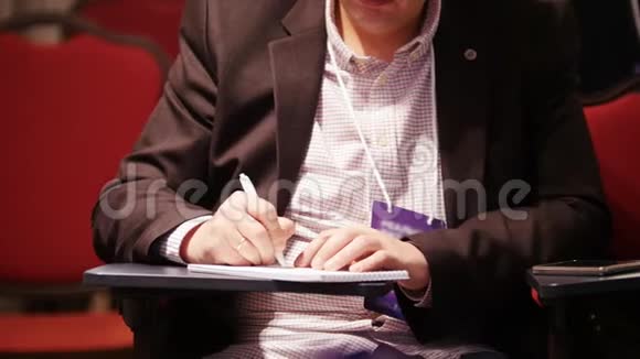 厅的商务会议一个男人坐在桌子旁在笔记本上做记号视频的预览图