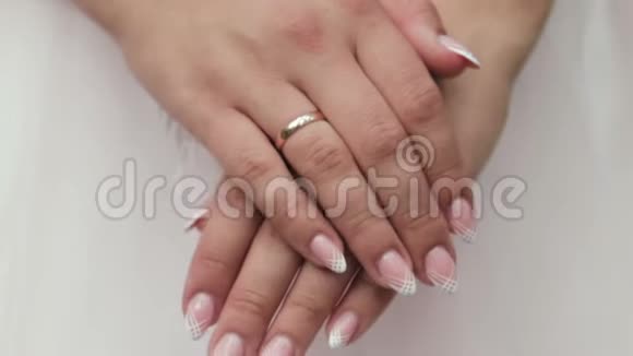 新娘双手戴戒指结婚纪念日视频的预览图