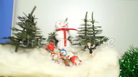 孩子们用玩具冬天森林里的圣诞手工雪人儿童假期观念视频的预览图